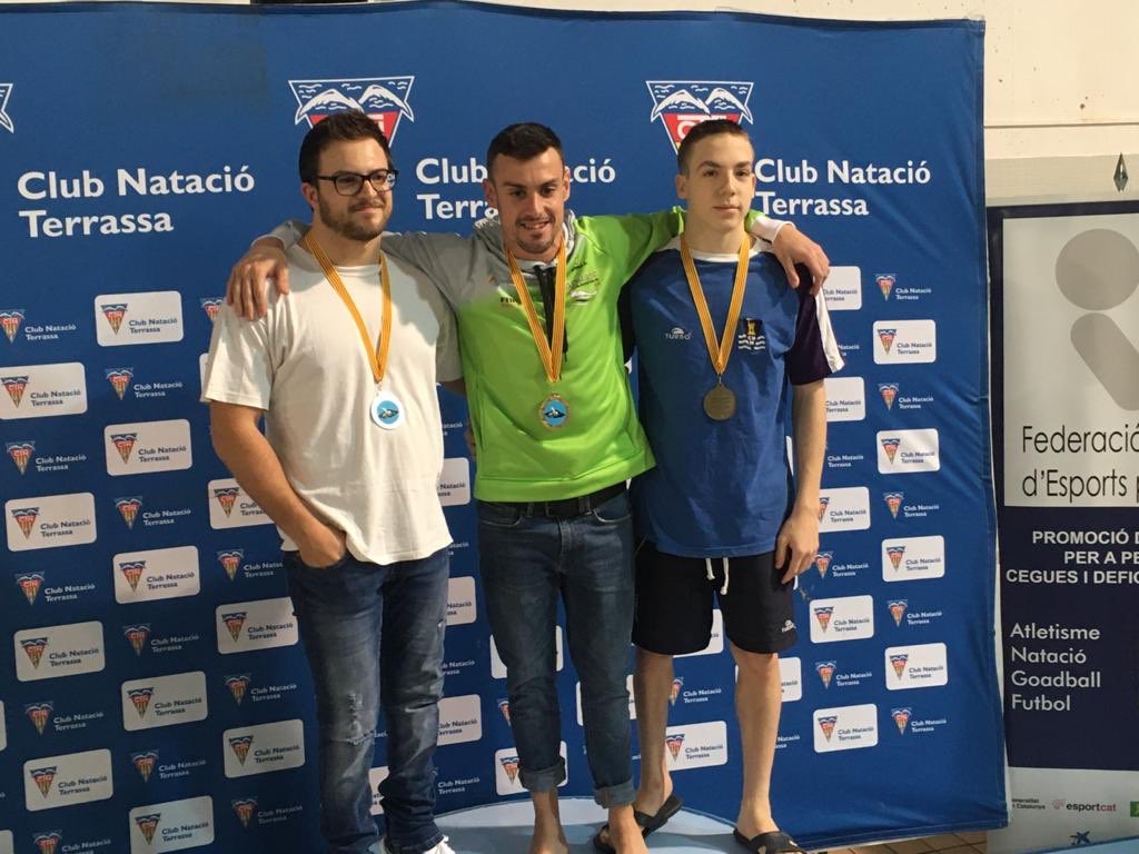 Pol Sallent (dreta), al Campionat de Catalunya de Natació Adaptada 2020