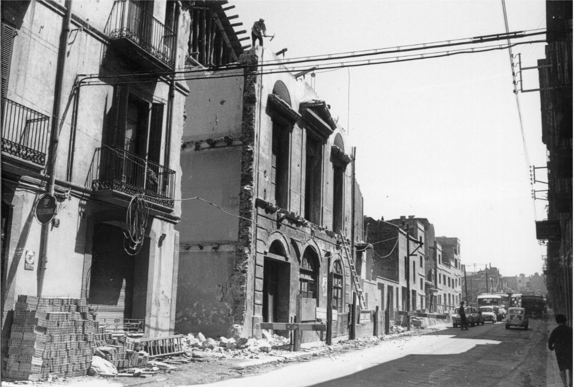 Fotografia de les obres d'eixamplament del carrer del Mur. (Font: butlletí 'Apunts', del CEM)