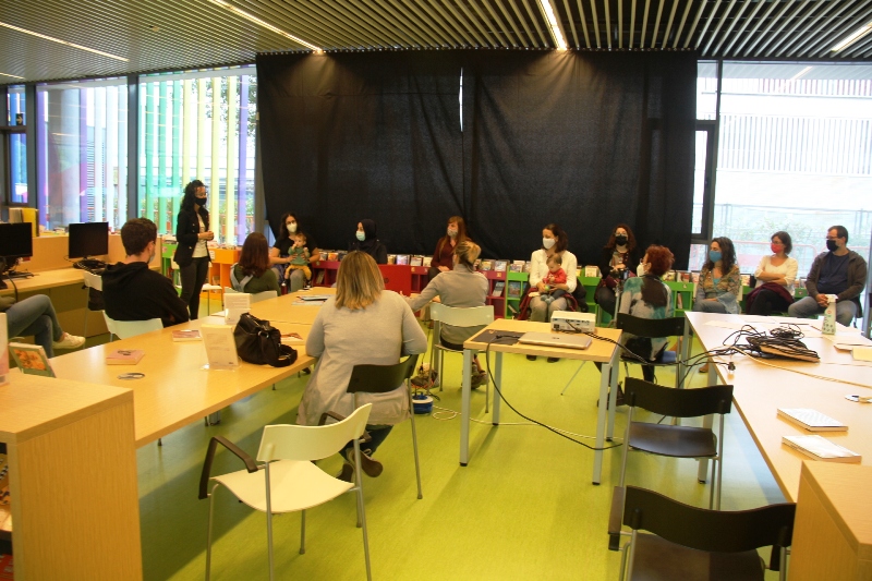 Taula rodona sobre la lactància materna, a la Biblioteca Martorell