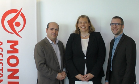 Youcef Boudjemai (Project Manager bei Mondial Assistance France, links im Bild), Cécile François (Director Purchasing and Partnerships – Frankreich bei Mondial Assistance) und Christian Bergmann (Director Sales Fleet & Leasing bei TecAlliance) freuen sich über die erfolgreiche Implementierung von TecCONTROL.