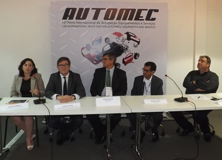 V.l.n.r.: Heloísa Monzani (Regional Sales Director Brazil, TecAlliance), Claude Lotrian (Director Western Europe & Latin America, TecAlliance), Pedro Geraldo Ortolan (Sales and Marketing Aftermarket Director, MANN+HUMMEL), Delfim Calixto (Aftermarket Vice-president Latin America, Bosch) und Antonio Fiola (President, Sindirepa) bei der Pressekonferenz am 8. April 2014 in Sao Paulo.