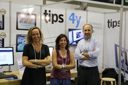 Susana Barros (Managing Partner bei TIPS 4Y, links), Maria Moreno (Assistentin) und Pedro Barros (Managing Partner bei TIPS 4Y) vor dem Messestand auf der Expomecânica