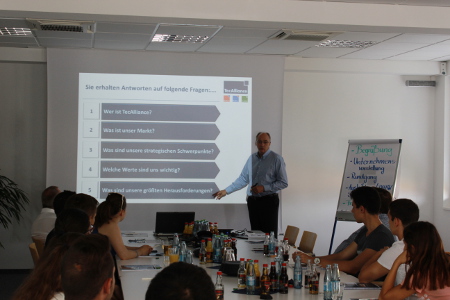 TecAlliance Managing Director Jürgen Buchert introduced the company to the international pupils.