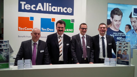 The TecAlliance sales employees (from left: Carsten Kuhl (Sales DACH), Bernd Dippel (Sales DACH), Markus Diesch (Sales Fleet & Leasing) and Daniel Sjögreen (Sales DACH)) were happy about the great interest from professional visitors.