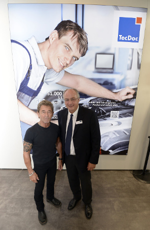 TecAlliance Managing Director Jürgen Buchert with Peter Maffay on the TecAlliance trade fair stand after giving him the donation check from TEILEn e.V.