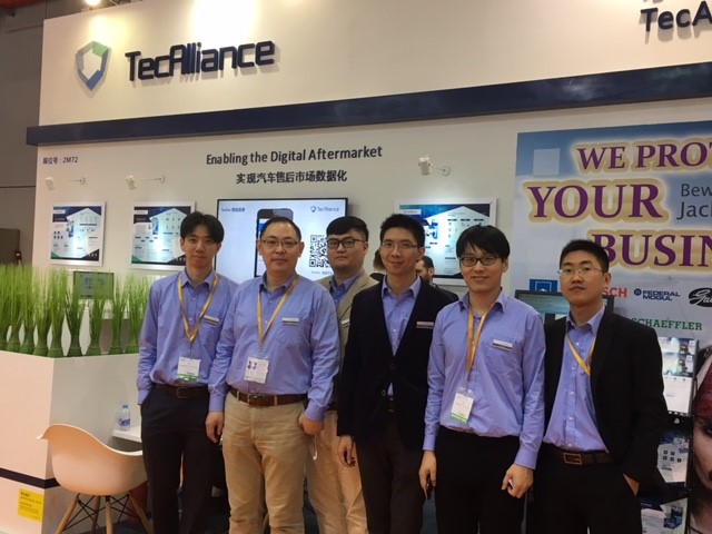 Shu Yu, Wilson Li Yang Lei, Minghai Xu, Yikai Wang and Qinlong Hu (de izda. a dcha.) presentaron la gama de soluciones en el estand de TecAlliance.