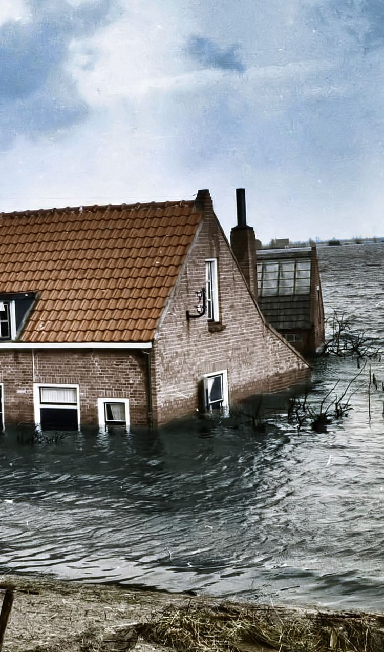 Overstroomd gebied met huis