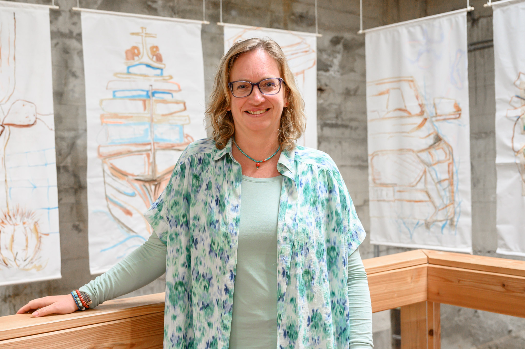 Marieke Knol met haar kunstwerk.