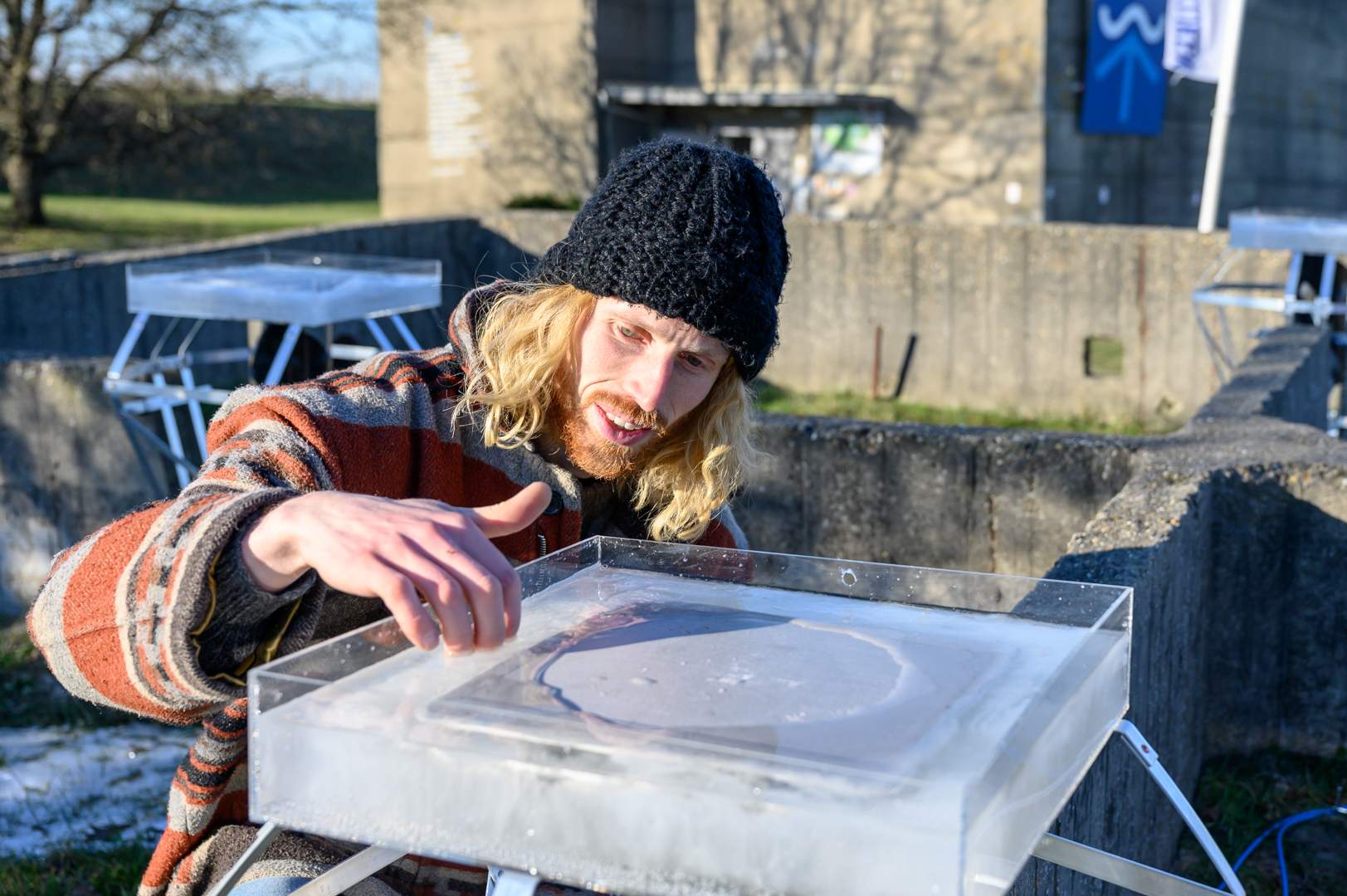 Kunstenaar Bart Schalekamp met zijn kunstwerk.