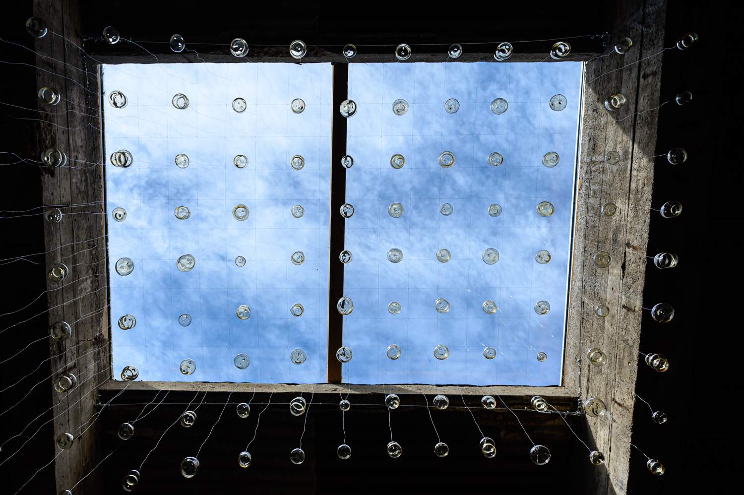 Het kunstwerk van kunstenaar Suzette Bousema 'Controversial Clouds'.