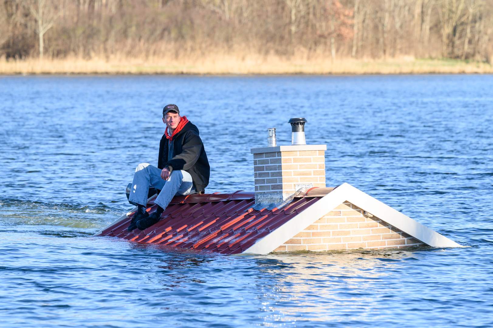 Kunstenaar Willem de Haan met 'Motor Home'