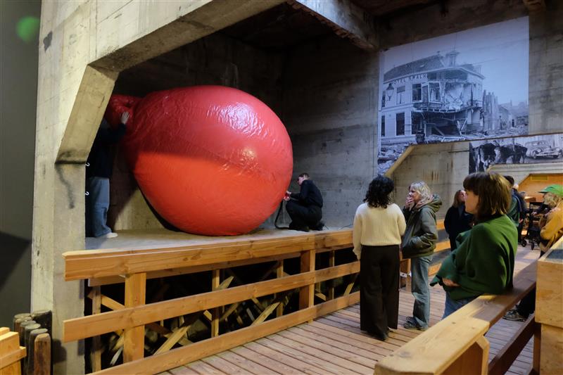 Het kunstwerk 'Boei' van Cindy Bakker wordt opgeblazen. 