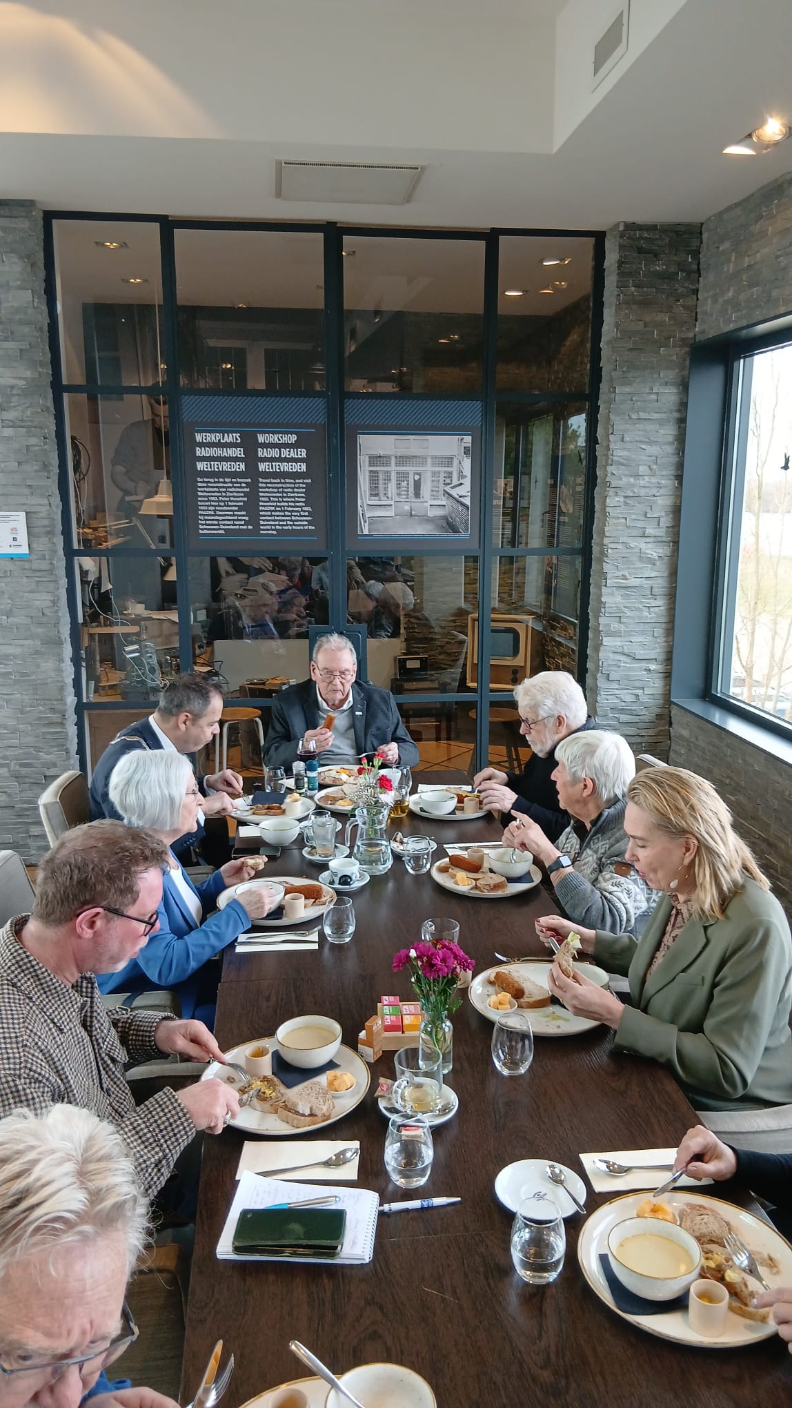Peter Hossfeld aan tafel in het Vijfde Caisson