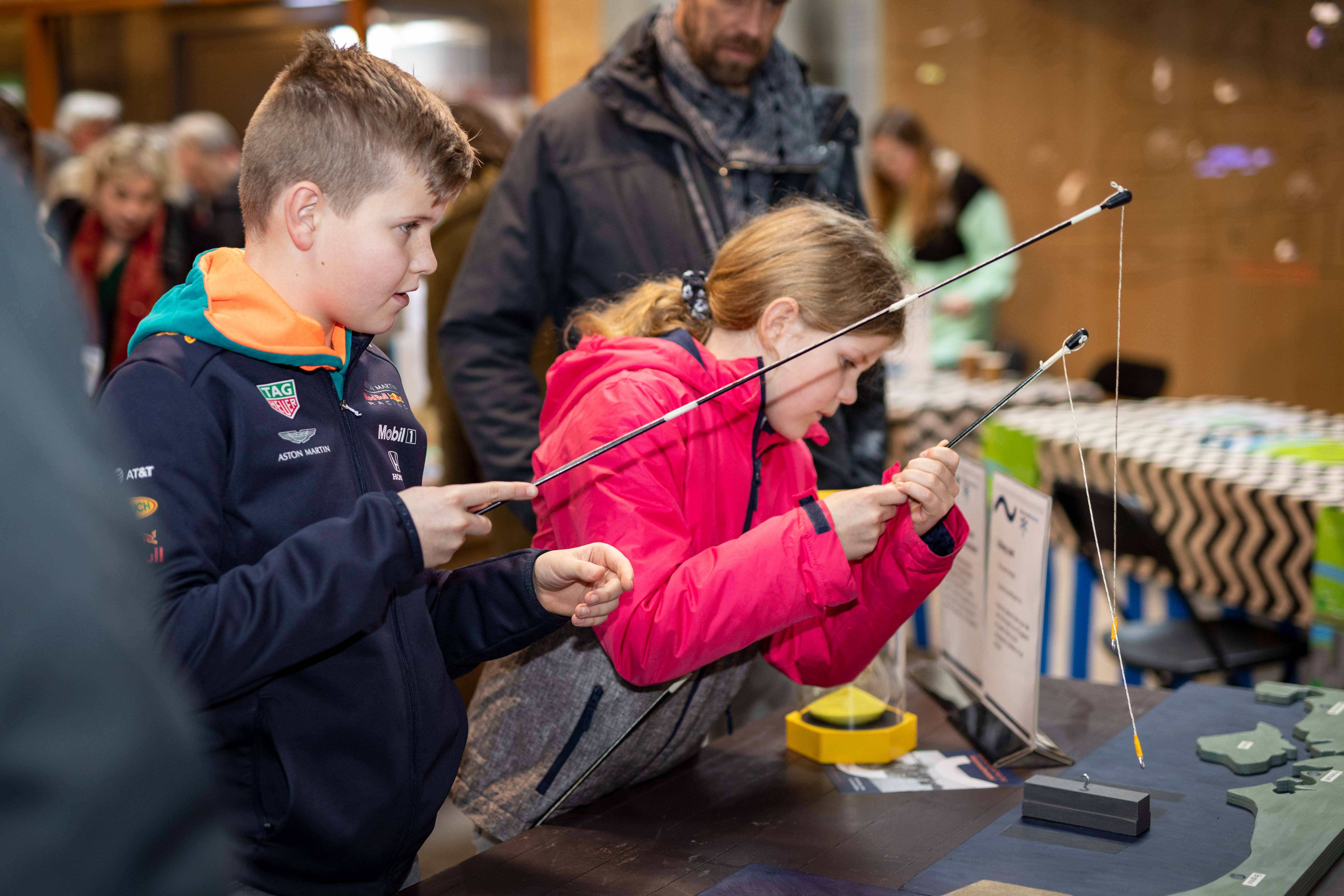 Kinderen hengelen naar een magneet.
