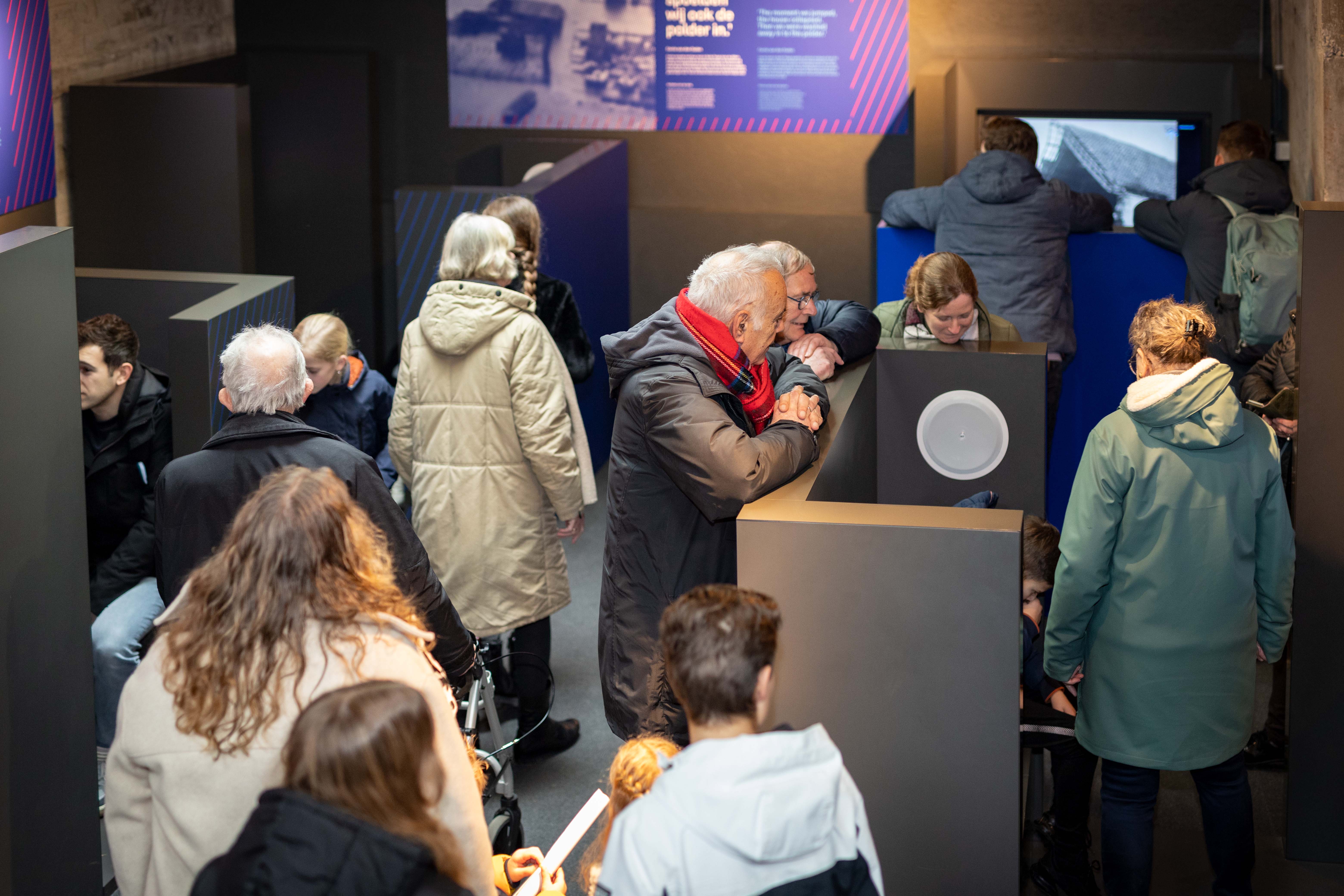 Bezoekers in het museum.