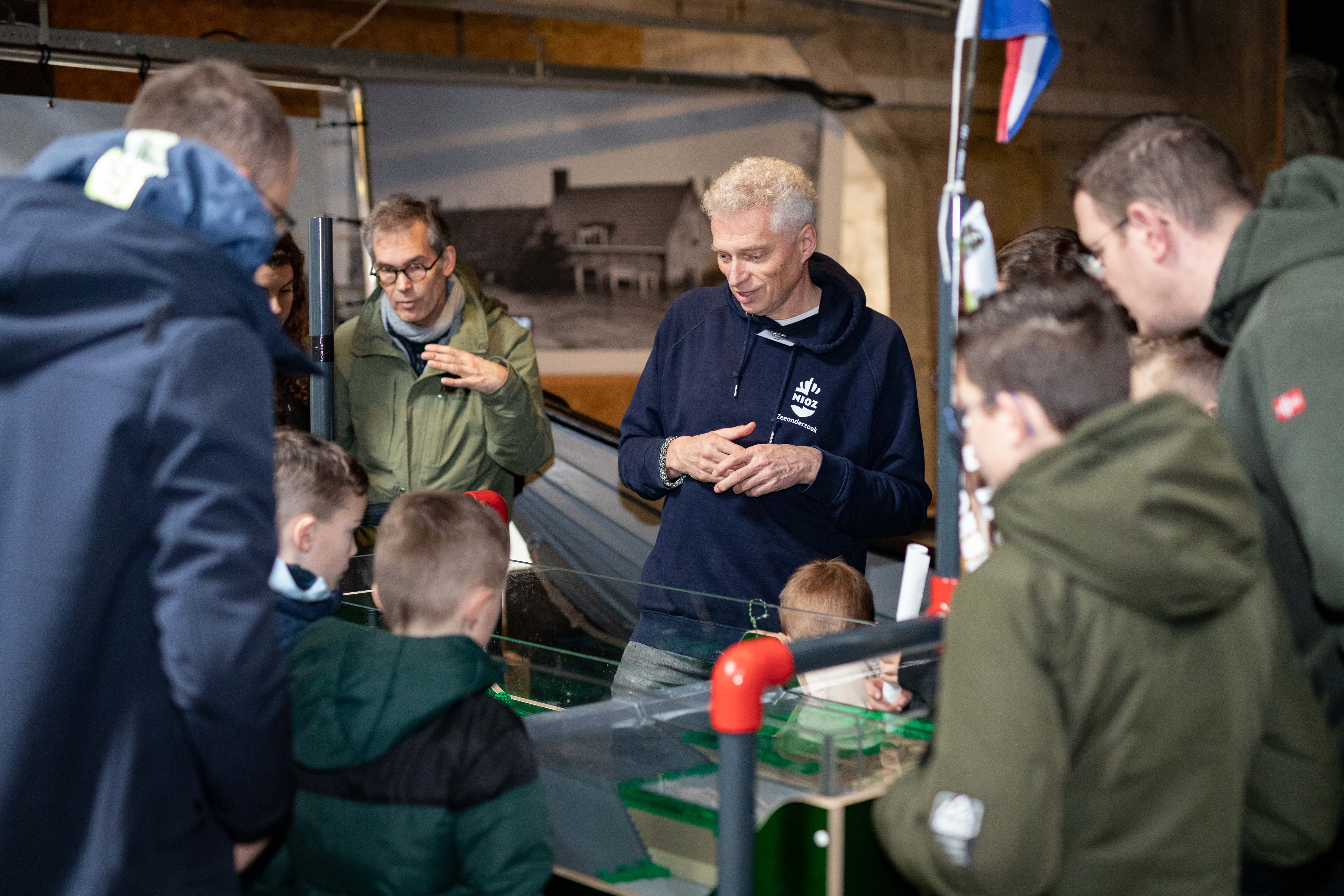 Mensen rondom een grote bak met water.