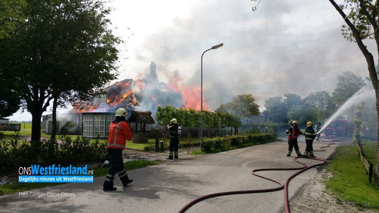 Grote uitslaande brand in woonboerderij in Sijbekarspel - OnsWestfriesland.nl