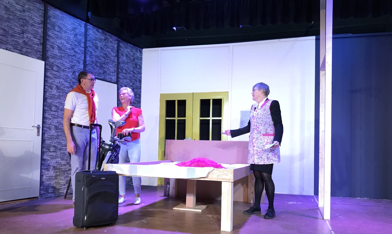 Toneelvereniging Vriendenkring Zwaag speelt de klucht/komedie 'Hotel op Stelten' - OnsWestfriesland.