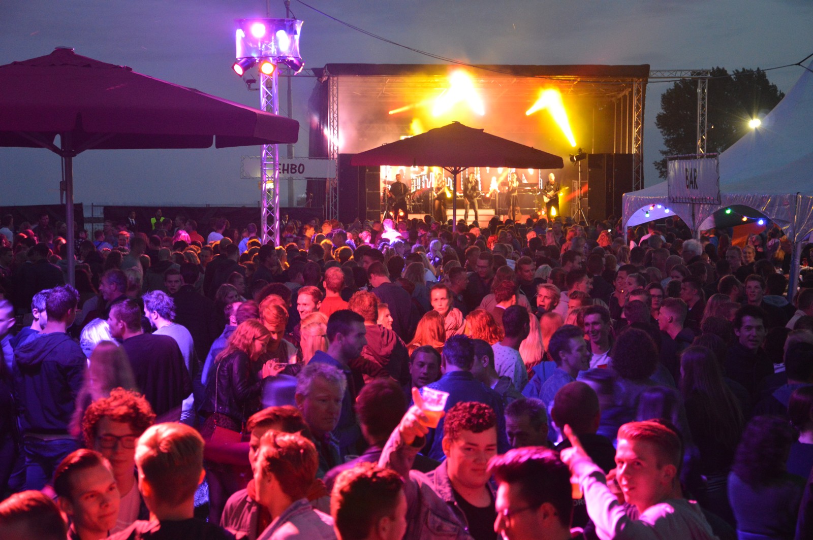 Zomer + Wijdenes is Kippebillen Strandparty - OnsWestfriesland.nl