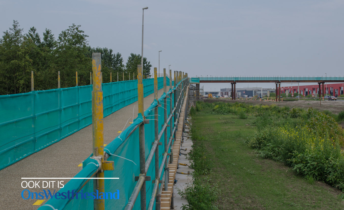 Einde tijdelijke fietsbrug over N23 Westfrisiaweg in zicht