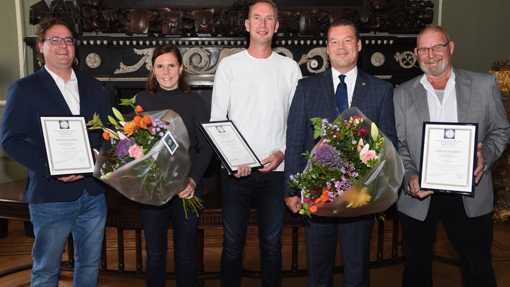 Zwaagse buurmannen gehuldigd voor redden dorpsgenote