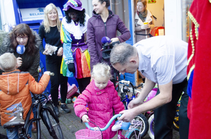 Jan en Mans geven kinderfietsen weg als sintcadeau