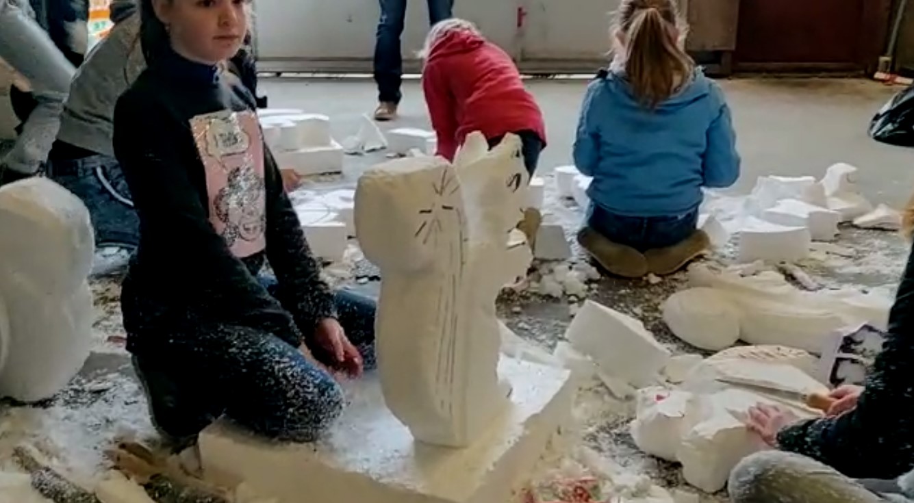 Zwaagse kinderen actief met piepschuim in carnavalsworkshop