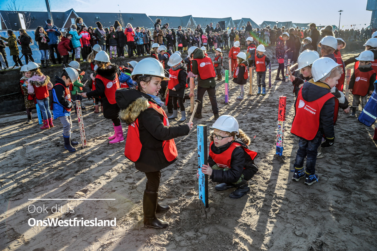 500 kinderen vieren eerste paal voor IKC De Kreek in Zwaag