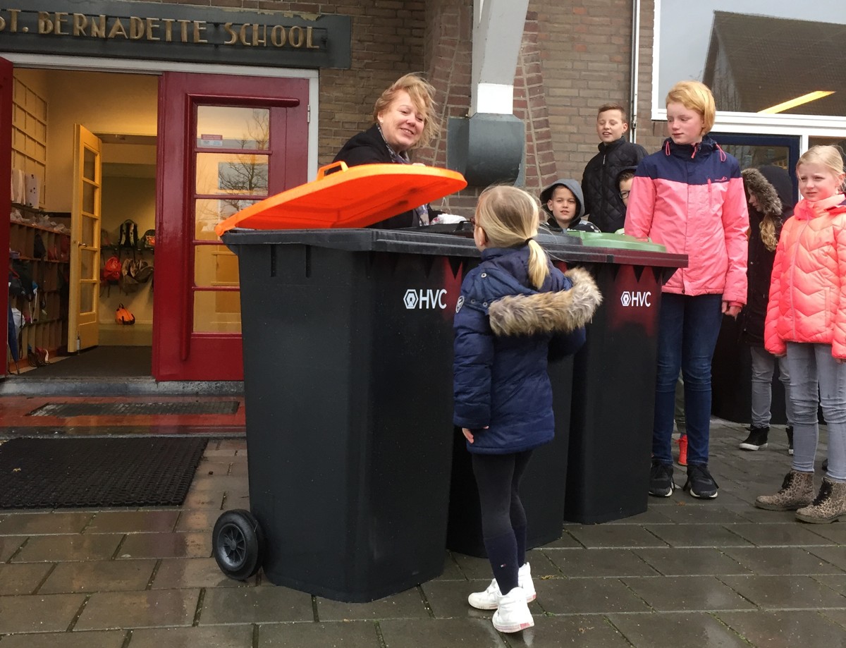 Leerlingen Bernadetteschool leren over afval scheiden op school