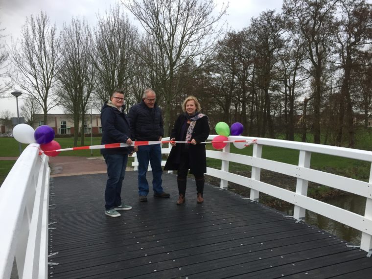 Nieuwe bruggen deels gemaakt van flessendoppen weer open