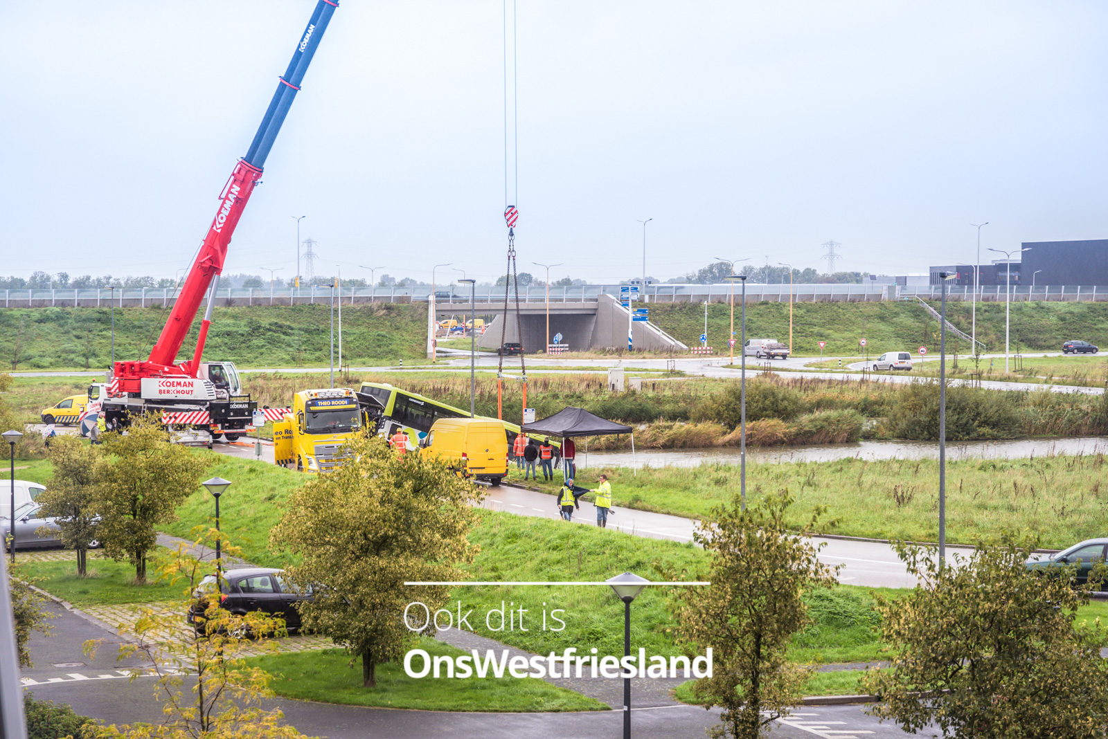 Berging Connexxionbus uit water bij De Strip in 14 foto’s