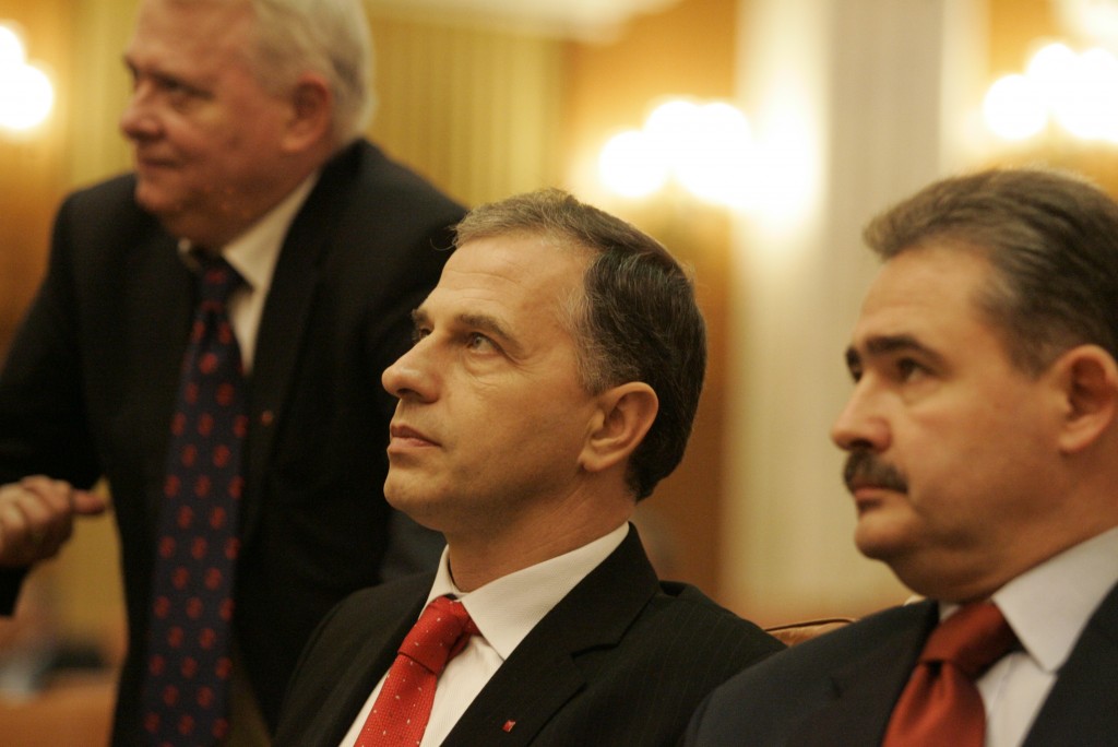 Mircea Geoană, alături de Mihai Tănăsescu (în plan apropiat) și de Viorel Hrebenciuc. Foto: Lucian Muntean