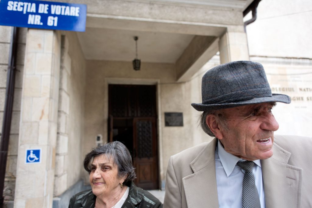 Soț și soție, domnul de 83 și doamna de 79 de ani, se întrec să explice de ce singurul candidat care merită votat e Cherecheș – cel închis