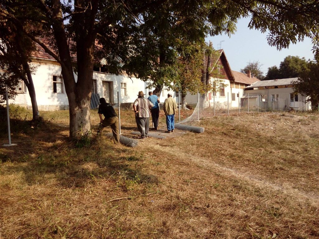 Voluntari împrejmuiesc proprietatea Maniu, în septembrie 2016. Foto: pagina de Facebook a lui Cristian Borz