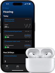 AirPody Pro v nabíjecím pouzdře vedle iPhonu s obrazovkou Stav sluchu