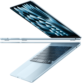 Dva otvorené MacBooky Air v nebeskej modrej farbe usporiadané do tvaru šípky, čo zvýrazňuje ich tenký profil