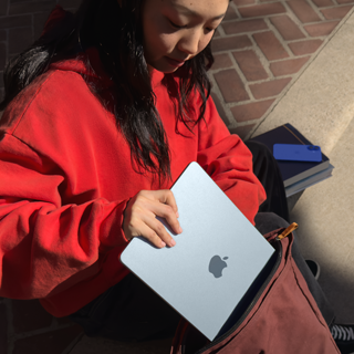 Študentka si dáva do batoha 13-palcový MacBook Air