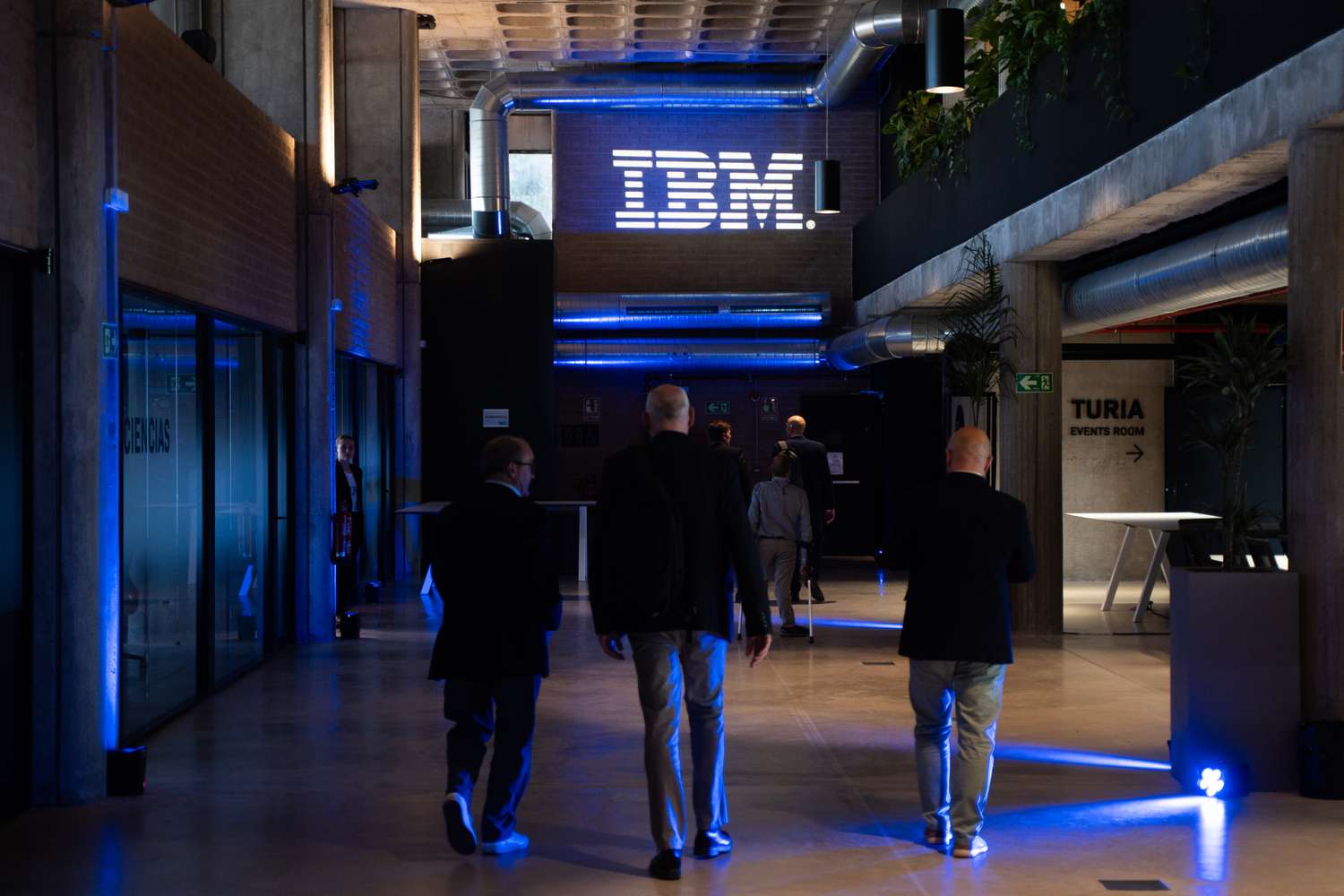 IBM вмикає ШІ та спрощує програмування в новому випуску ОС для мейнфреймів
