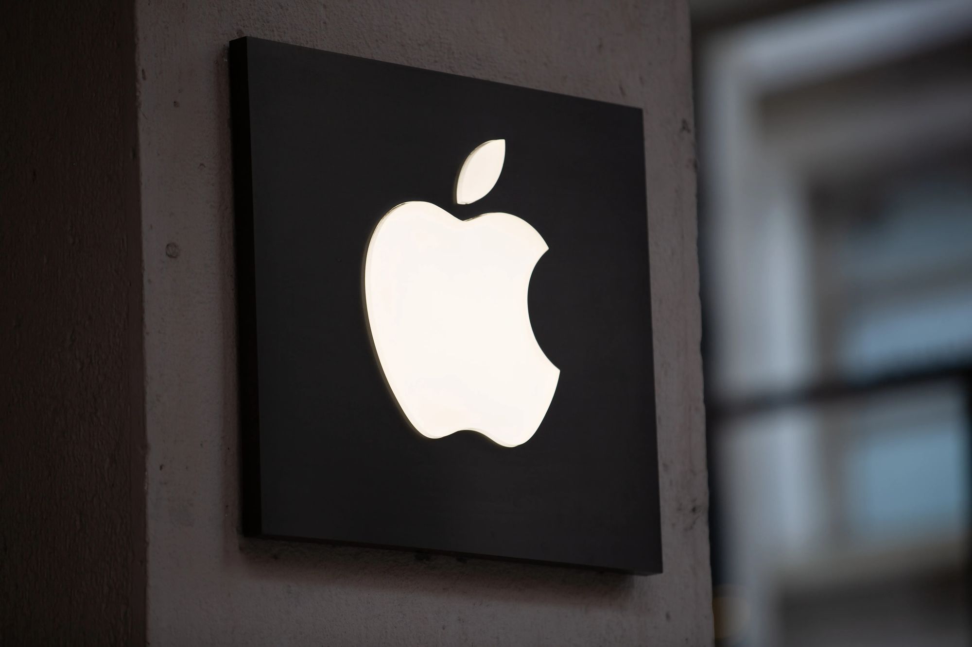 Apple готує перші MacBook із сенсорними OLED-дисплеями — аналітик