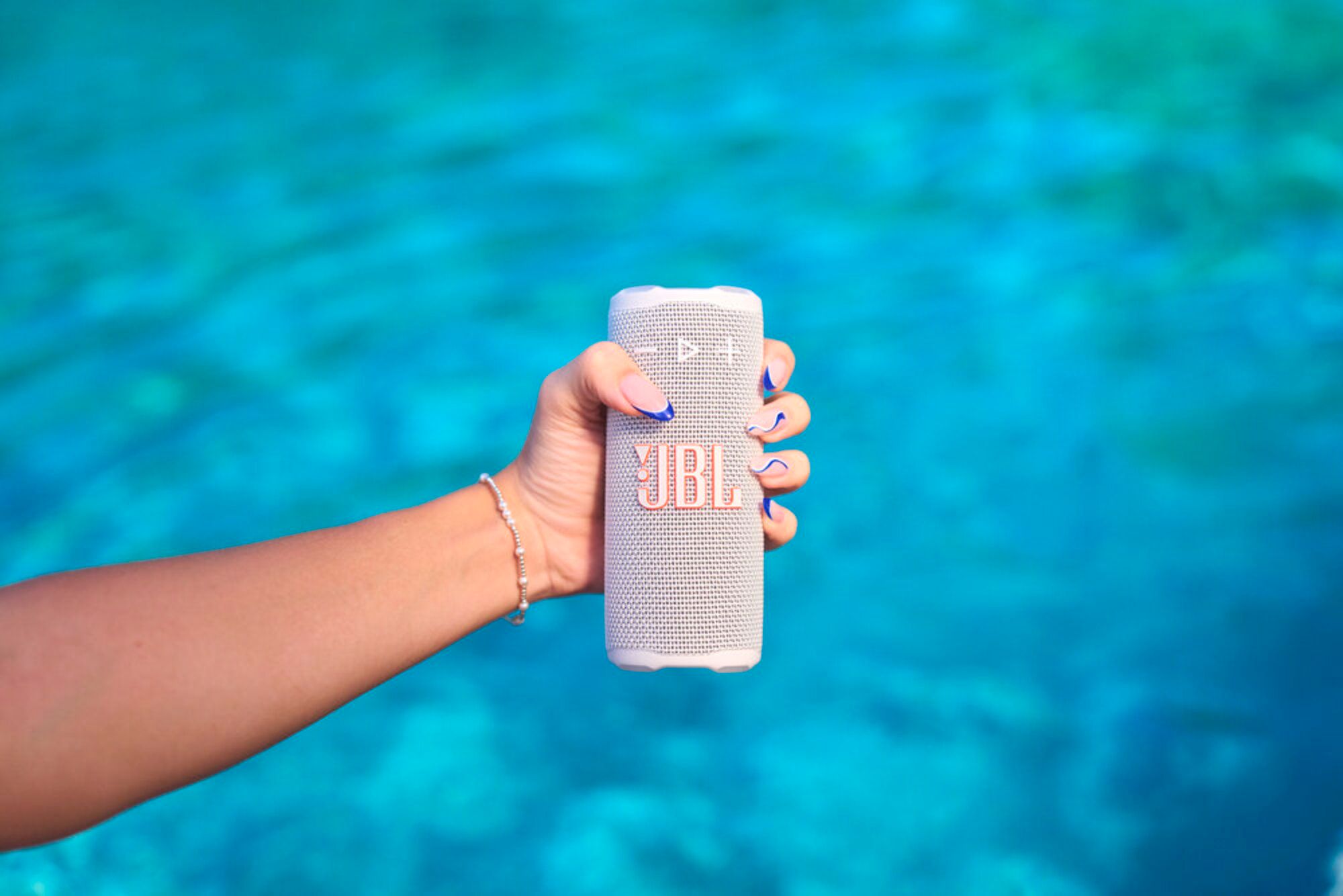 Нова JBL Grip: бездротова колонка з ліхтариком і потужним звуком