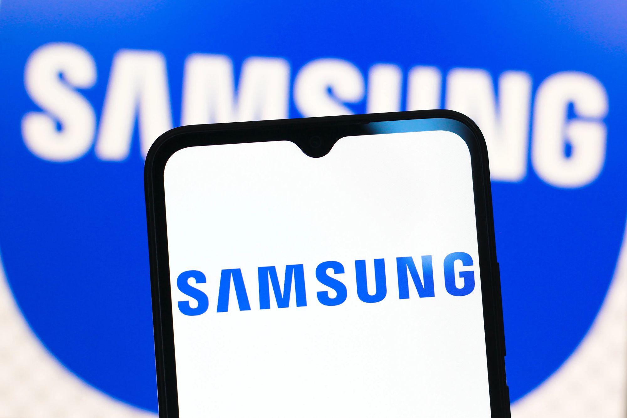 Samsung запустила масове виробництво камер із безперервним зумом для китайських смартфонів