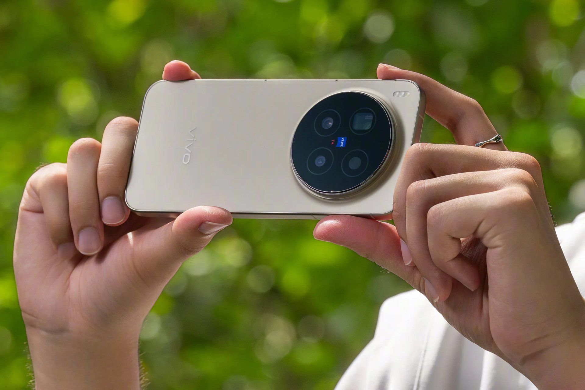 Флагмани vivo X300 та X300 Pro отримали 200 МП камери, новий чип Dimensity і змінний телеоб’єктив