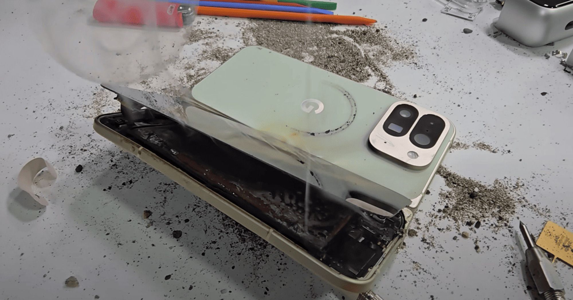 Пожежа на тесті: Google Pixel 10 Pro Fold не витримав випробувань на міцність