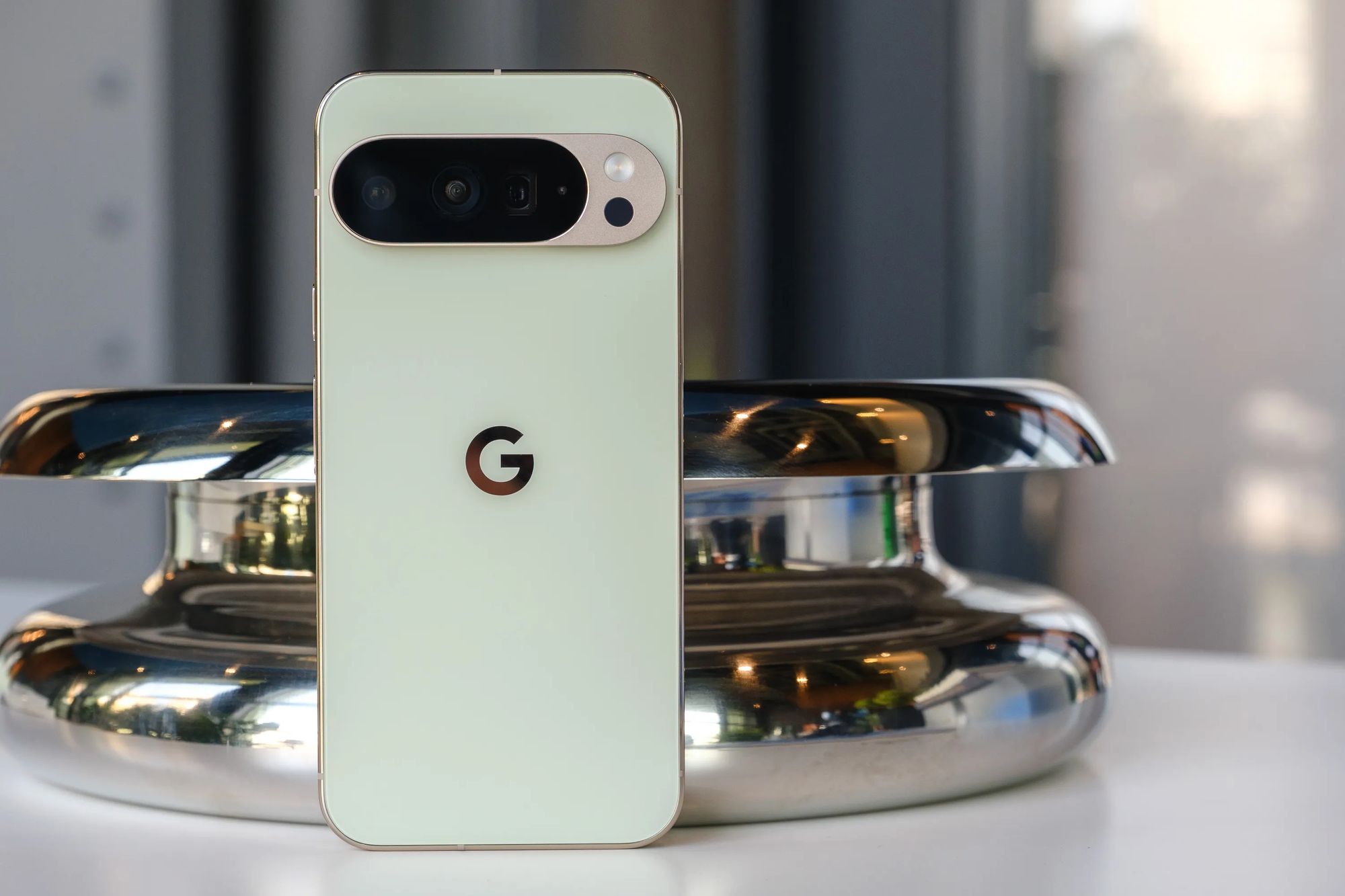 Google дозволила Pixel обмінюватися файлами з iPhone через AirDrop