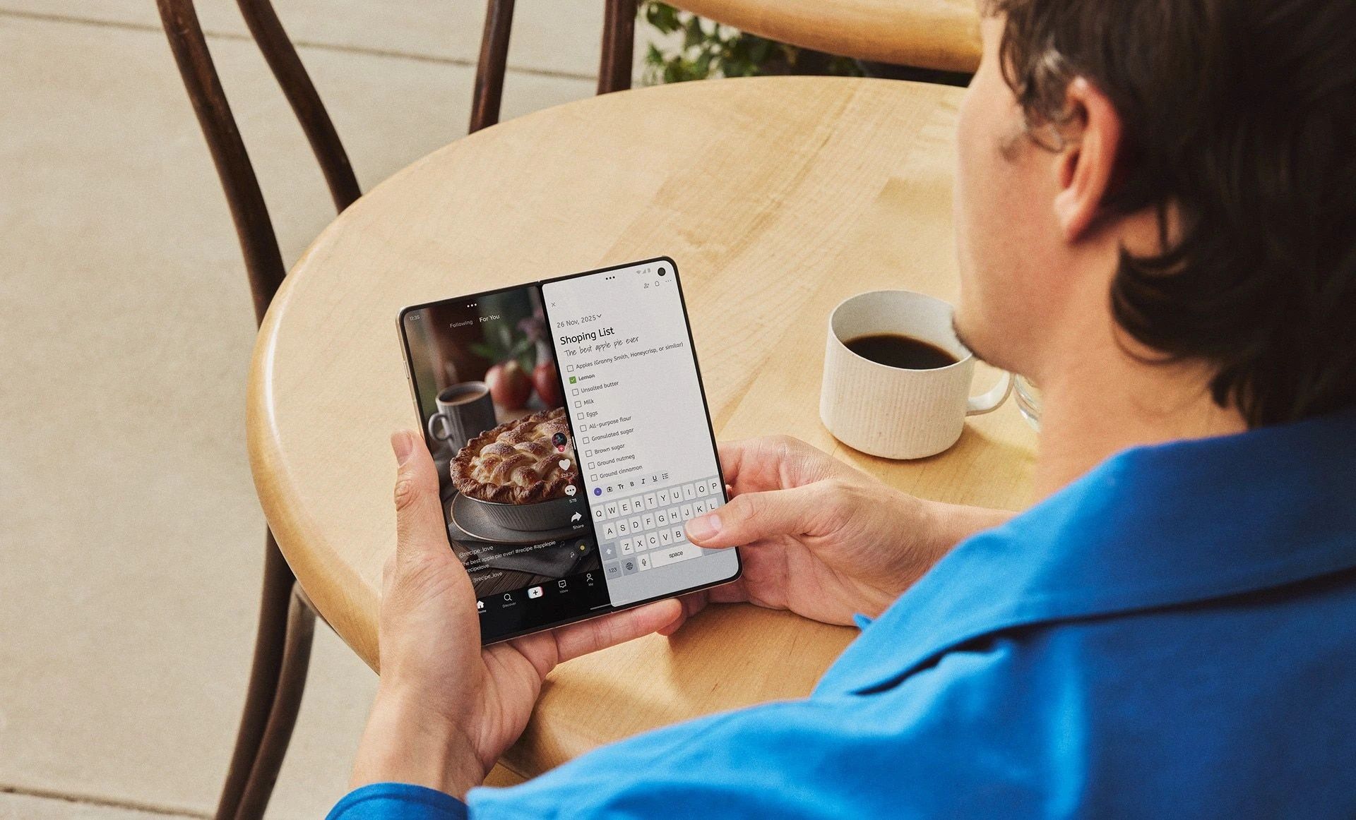 Motorola презентувала Razr Fold — перший складаний смартфон бренду з боковим механізмом