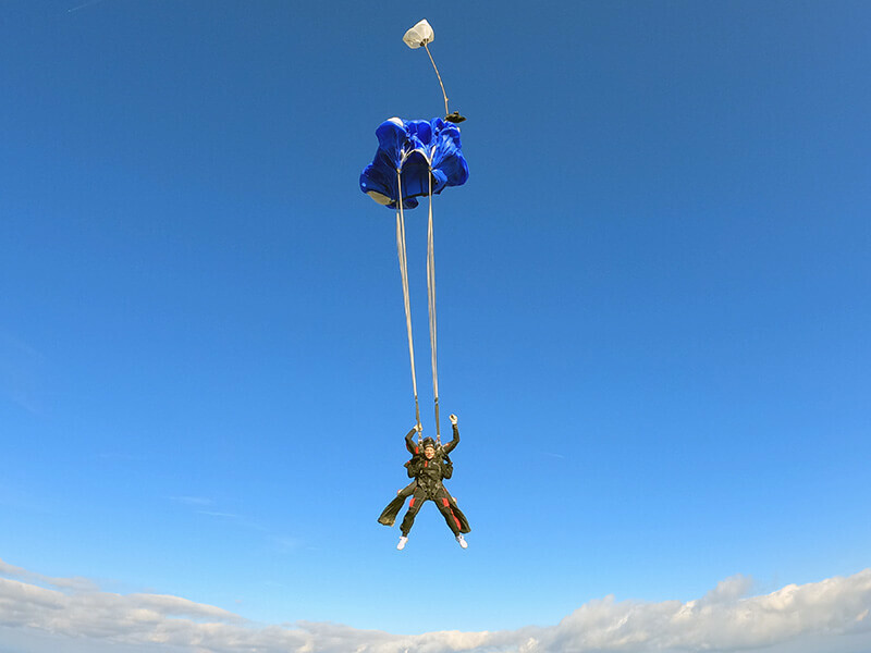 Odpiranje padala pri tandemskem skoku s padalom