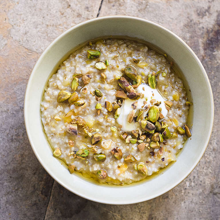 Hafergrütze-Porridge mit Kardamom-Aprikosen-Pistazien-image