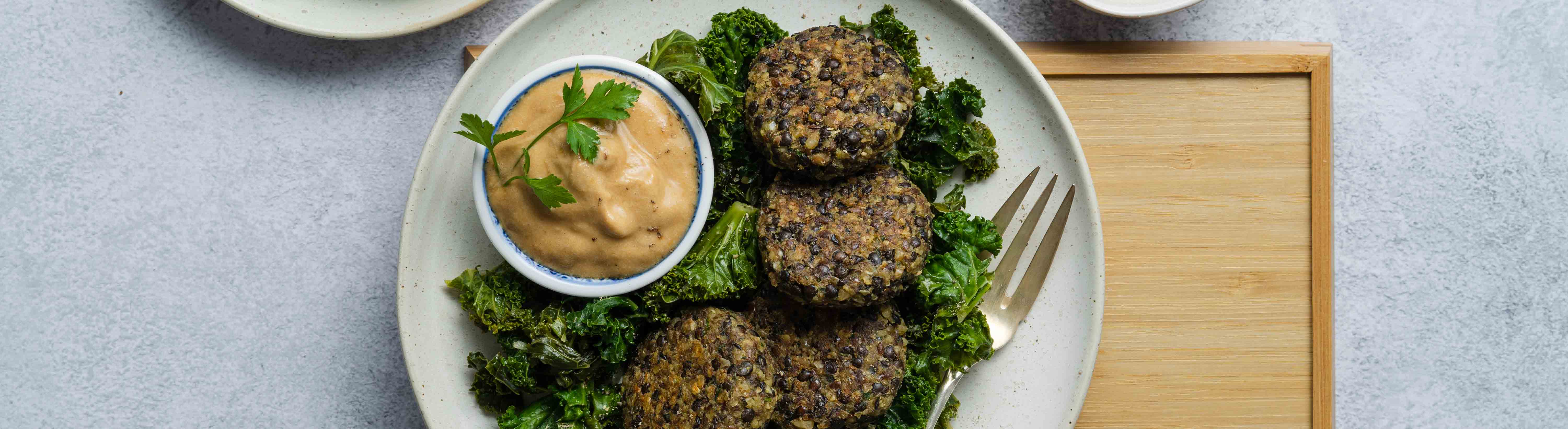 Nuss-Linsen-Bratlinge mit Aprikosen-Sauce und Grünkohl | Rezepte | Kuhn ...
