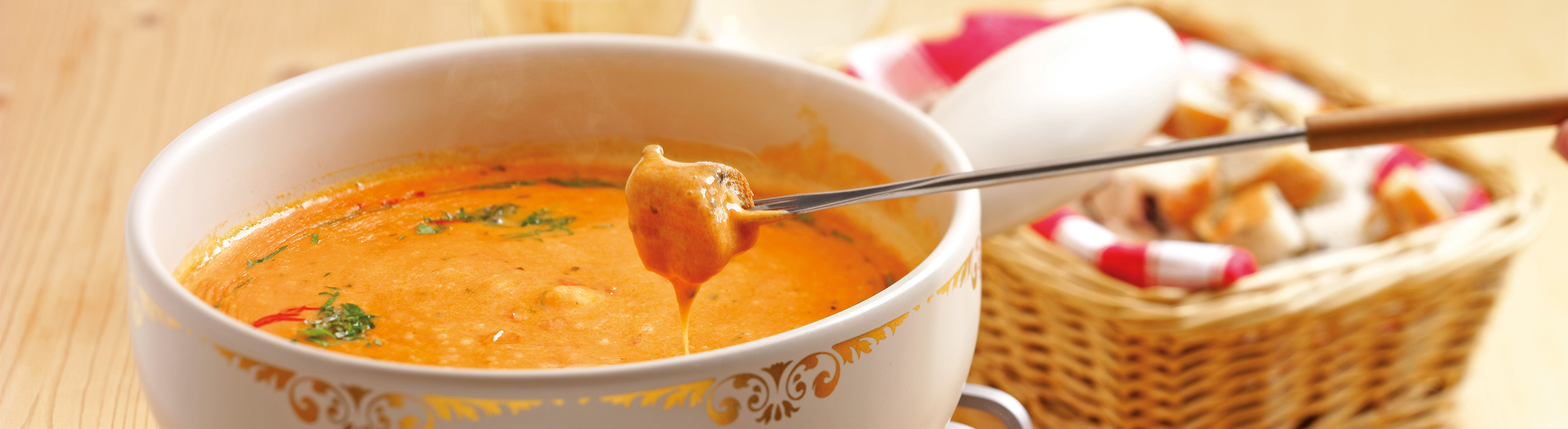 Fondue piquante aux tomates et fromage avec du pain aux olives