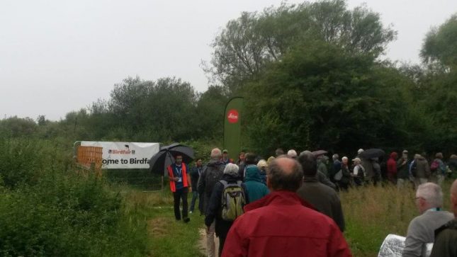 In de rij voor de ingang
